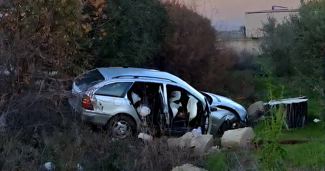 Aksident n&euml; Fier/ P&euml;rplasen dy automjete, nj&euml; prej tyre