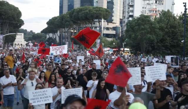 Radio France: &ldquo;Revolucioni i Flamingove&rdquo; po sfidon Ram&euml;n.