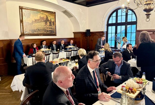 Ministri estonez &ldquo;zbulon&rdquo; Bash&euml;n n&euml; Konferenc&euml;n e