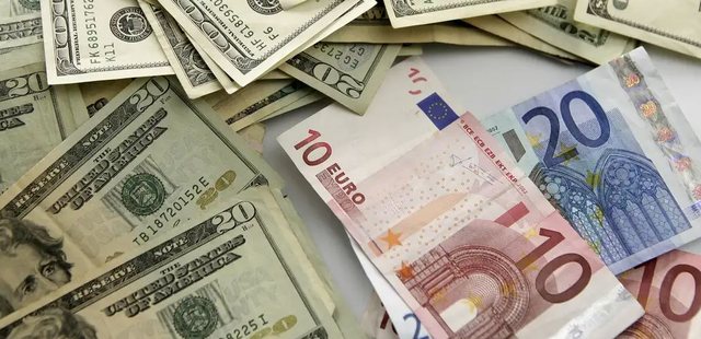 DW: A &euml;sht&euml; monedha amerikane rrezik p&euml;r Europ&euml;n? Euro