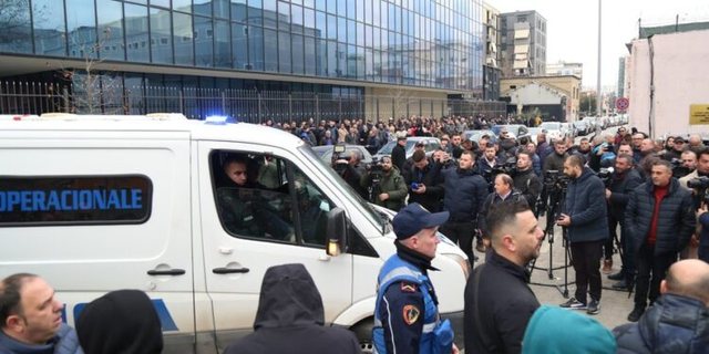 “Lali, lali...”/ Punëtorët e bashkisë Tiranë