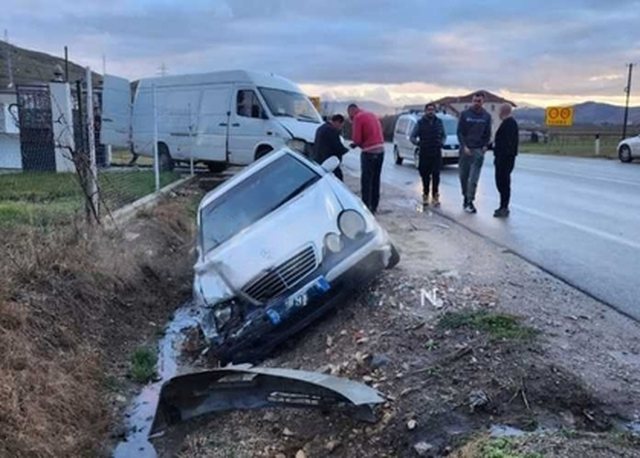 Aksident në Korçë, shoferi me “Benz” humb