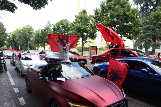 Tirana vishet kuq e zi pak momente para protest&euml;s mbar&euml;komb&euml;tare