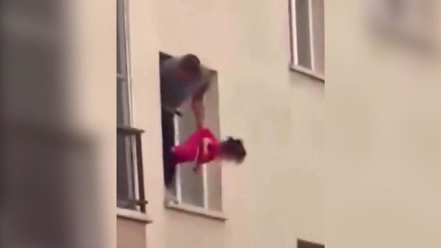 Pamje trondit&euml;se n&euml; Ankara/ Babai var n&euml; dritare vajz&euml;n e
