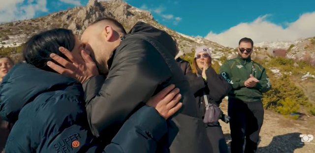 Seno pajtohet me ish-bashkëshorten, i dhuron puthje ‘live’,