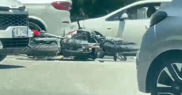 Aksident në Vlorë! Makina përplaset me motorin, plagoset një
