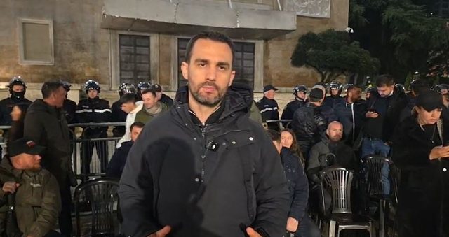 Protestuesit e PD largohen drejt Parlamentit, Lapaj dhe aktivist&euml;t e