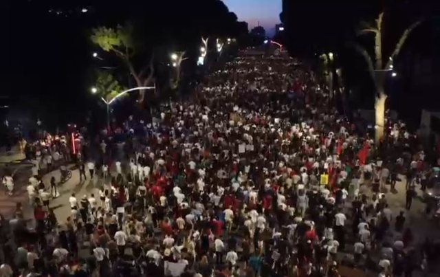 Reportazhi i BIRN: Dhuna n&euml; Zv&euml;rnec ndezi Revolucionin e Flamingove!