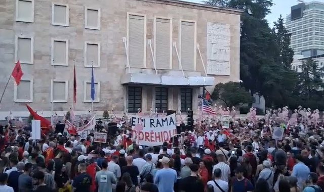 Protestuesi: Rama je tradhtar! Ke mbyllur 105 shkolla shqipe n&euml; jug, doje
