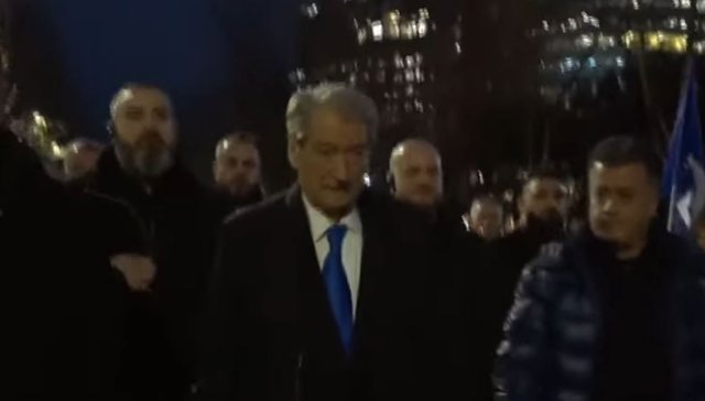 Berisha l&euml; selin&euml; e PD, i drejtohet sheshit t&euml; protest&euml;s