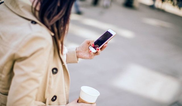 Shqipëria “braktis” SMS-të, interneti dominon komunikimin