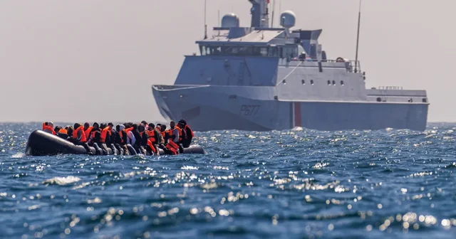 Franca dhe Anglia forcojnë marrëveshjen për emigrantët,