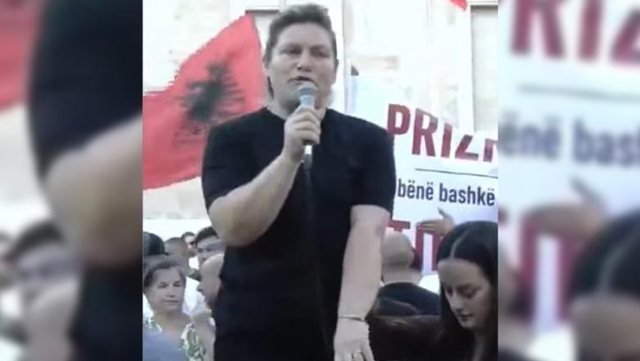 Mamaja e Martin Canit i bashkohet protest&euml;s para Kryeministris&euml;: Duam
