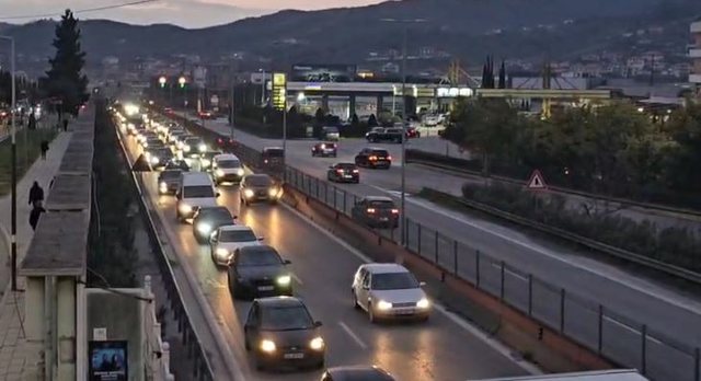 Trafik i r&euml;nduar/ Radh&euml; kilometrike automjetesh n&euml;