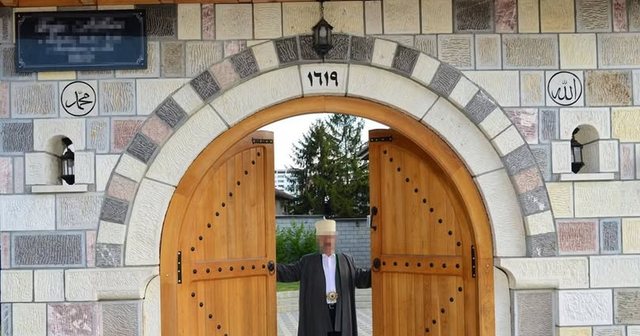 Predikonte në rrjete sociale por jetonte në luks/ Gjykata zviceriane