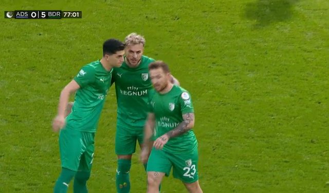 I harruar te Komb&euml;tarja, sulmuesi realizon golin e 13-t&euml; n&euml;