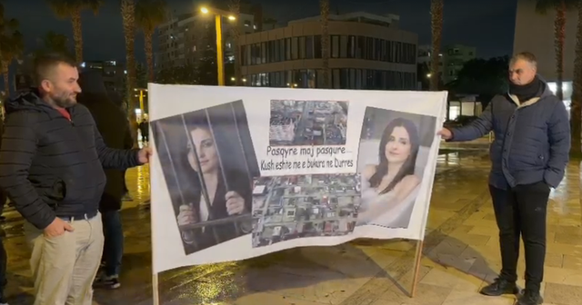 Protest in front of Durr&euml;s Municipality, police arrest young man who was