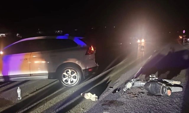 Makina përplaset me motorin në Belshi, një person transportohet