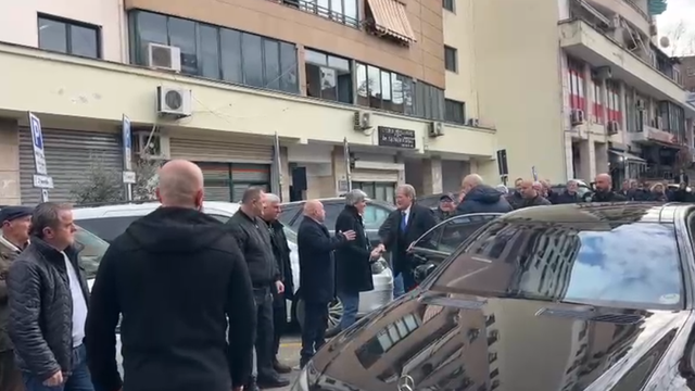 Sali Berisha mbërrin në SPAK për zbatimin e masës, pritet