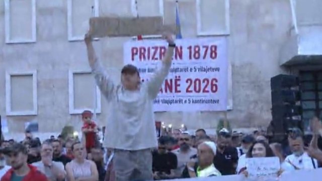 Turisti amerikan i bashkohet protest&euml;s para Kryeministris&euml;: Ne nuk
