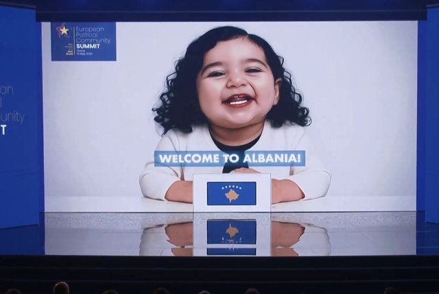 Rama surprizon dhe sjell të qeshura në sallë, liderët
