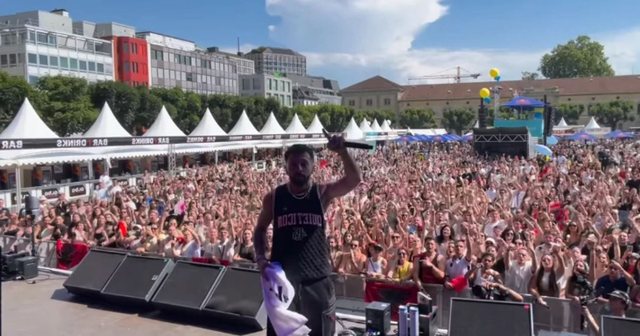 Teksa performon në Zvicër, Gjesti paralajmëron surprizë
