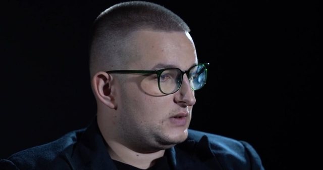 Manipuloi institucionet shqiptare duke u prezantuar si mbesa e kryeministrit/