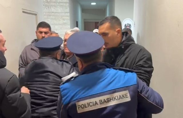 K&euml;rkojn&euml; nd&euml;rtimin e nj&euml; terminali, shofer&euml;t e