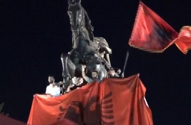 “Rama jep dorëheqjen”/ Nga sheshi