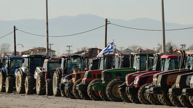 Prej ditësh fermerët në Greqi në protestë, bllokohet