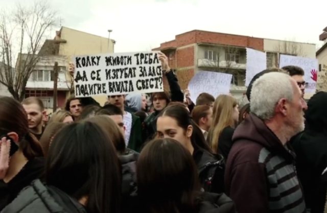 Tensione në protestën për tragjedinë e Koçanit,