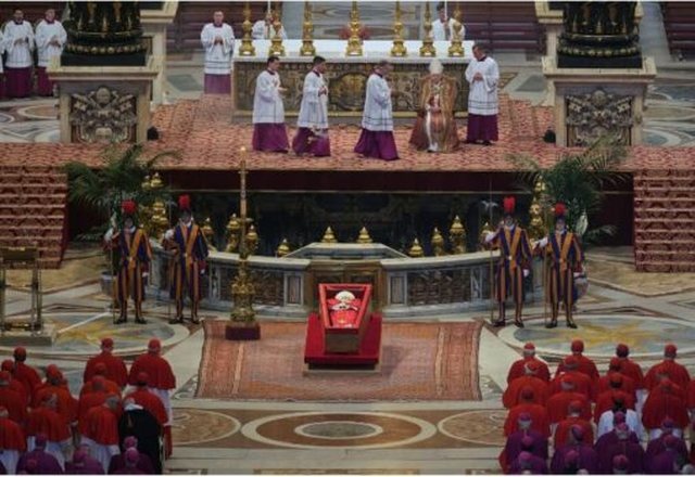 Si do të ulen liderët botërorë në funeralin e Papa