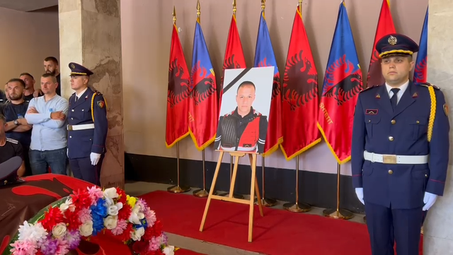 Lot e trishtim, nisin homazhet p&euml;r policin hero q&euml; u vra n&euml; krye