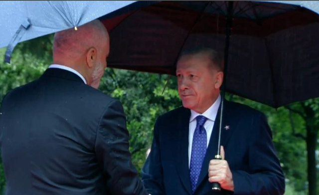 Samiti i Komunitetit Politik Europian/ Mbërrin presidenti turk Recep Tayyip