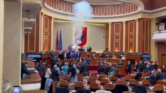 Vokshi ndez flakadanë, por ndalet nga garda/ Kulmi i tensioneve në