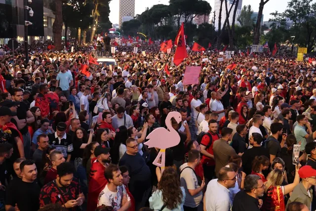"Berisha punon p&euml;r interesa familjare"/ Newsweek: Protestuesit