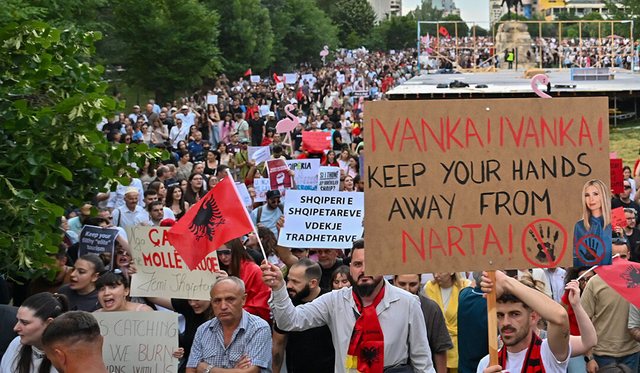 Media e Brukselit: Revolucioni i Flamingove rrezikon establishmentin dypartiak