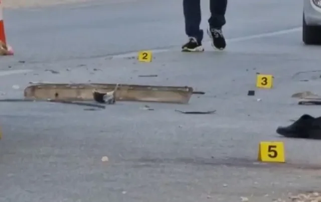 Po udhëtonte me motor dhe përplaset me bordurën anësore,