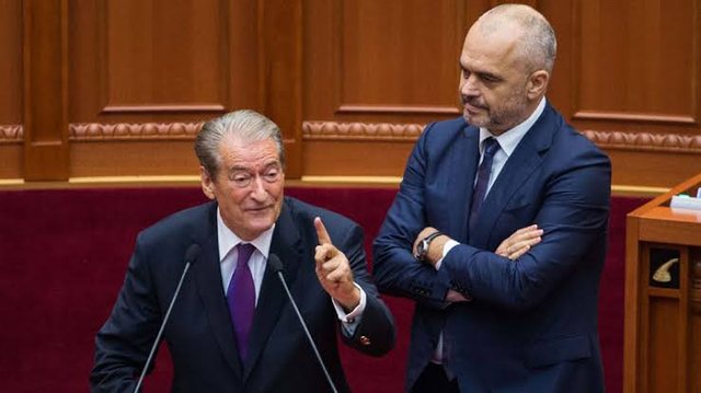 Azgan Haklaj: Regjimi oligarkik dhe udh&euml;kryqi i opozit&euml;s shqiptare: