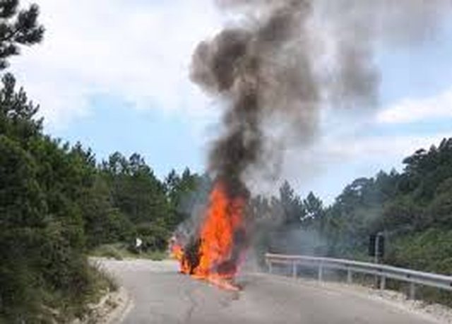 Përfshihet nga flakët makina në Llogara, dyshohet për