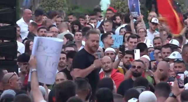 &ldquo;Duan t'ju p&euml;r&ccedil;ajn&euml;&rdquo;/ Aktori Gent Bejko