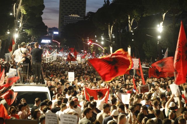 “E gjitha bota me sytë nga ju”/ Protestat për