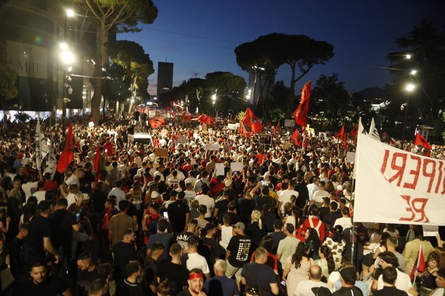 “E gjitha bota me sytë nga ju”/ Protestat për