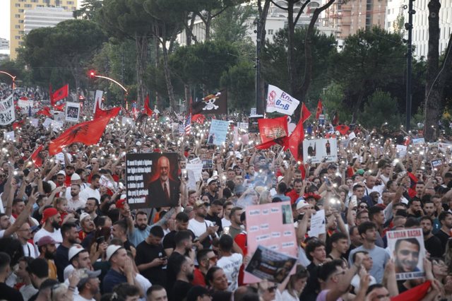 “E gjitha bota me sytë nga ju”/ Protestat për