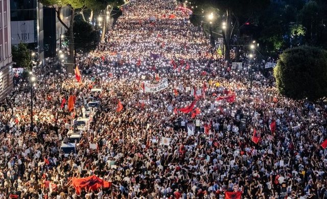 Protestuesit nisin rrethimin e Kryeministris&euml;: Sonte do ta gdhijm&euml;