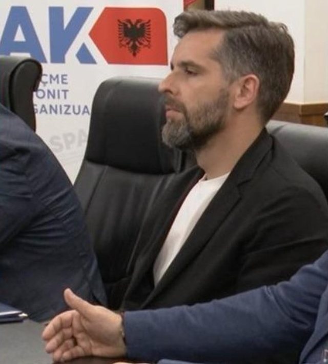 Arkeologët e baltës mbi JONI KETËN!