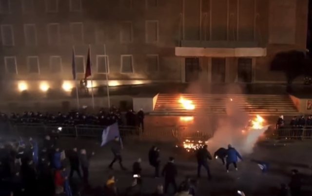 Berisha mbyll fjalimin, protestuesit hedhin molotov, zjarr para der&euml;s