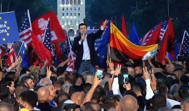 Po Berisha, a i mban mend protestat e Bash&euml;s?