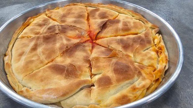 Byrek me qepë dhe domate