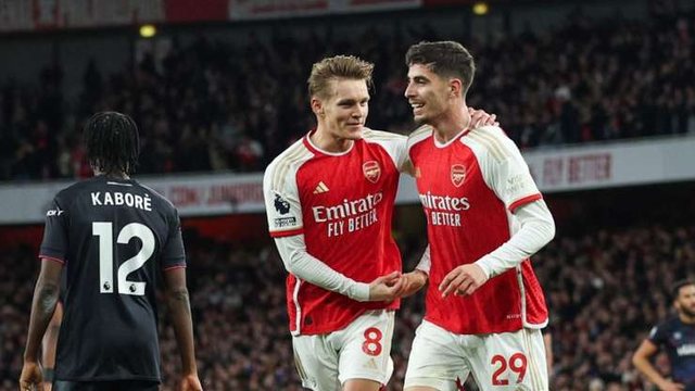 Premier League/ Rivalitet i ashpër për titullin, Arsenal fiton dhe